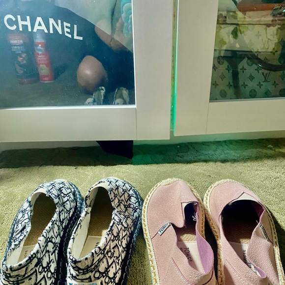 ❤️ 2 PAIR OF TOMS SHOES. One pair is brand new & other pair wear only 1 time . - Picture 5 of 9